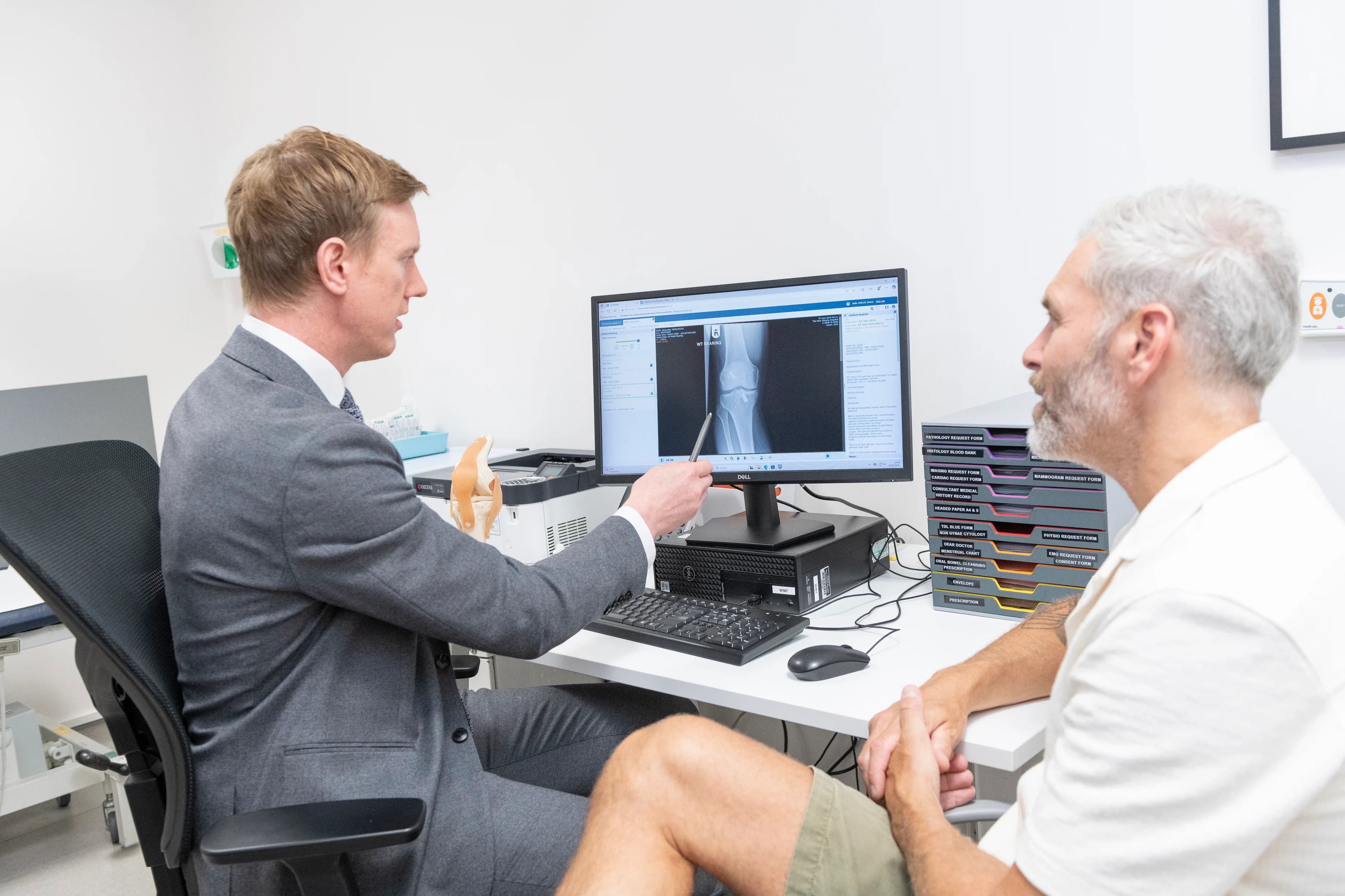 Best Knee Replacement Surgeons in the UK? A Patient Reference Guide to Comparing Specialists